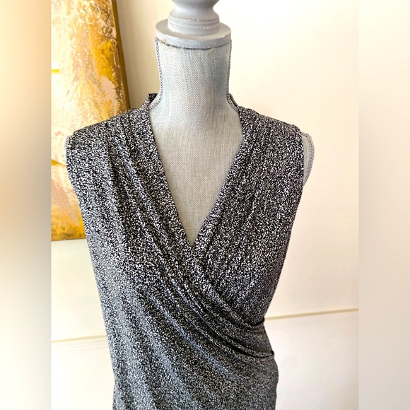 WHITE HOUSE BLACK MARKET WOMEN BLACK & WHITE SLEEVELESS WRAP TOP SIZE SMALL EUC - Picture 10 of 11